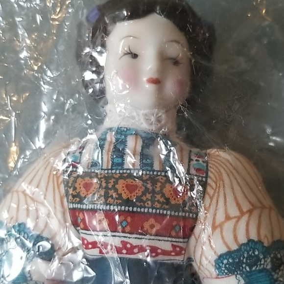 Avon American Heirloom Pin Cushion Doll - Picture 5 of 6